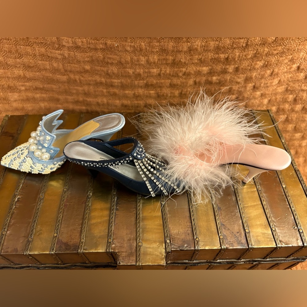 Just The Right Shoe by Raine. Miniature 4” shoe. No box and pre-owned.